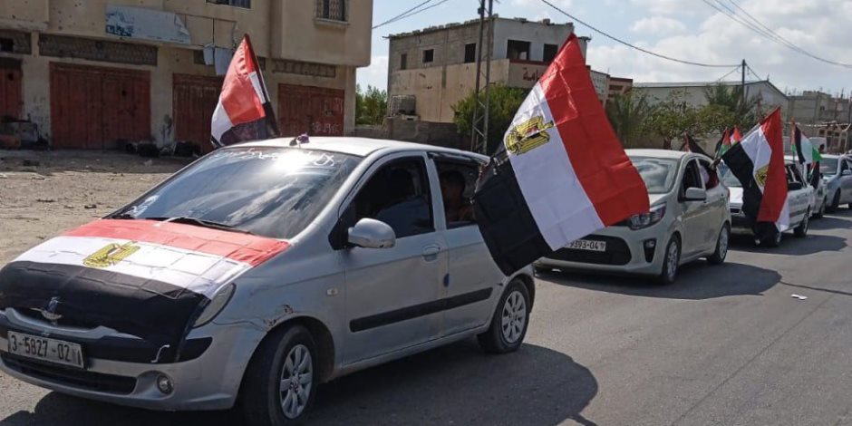 وقفات جماهيرية في شارع صلاح الدين في دير البلح دعماً للموقف المصري برفض تهجير سكان غزة