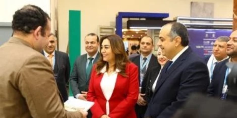 وزيرة التنمية المحلية تتفقد أجنحة الشركات في المعرض التكنولوجي بالدورة التدريبية