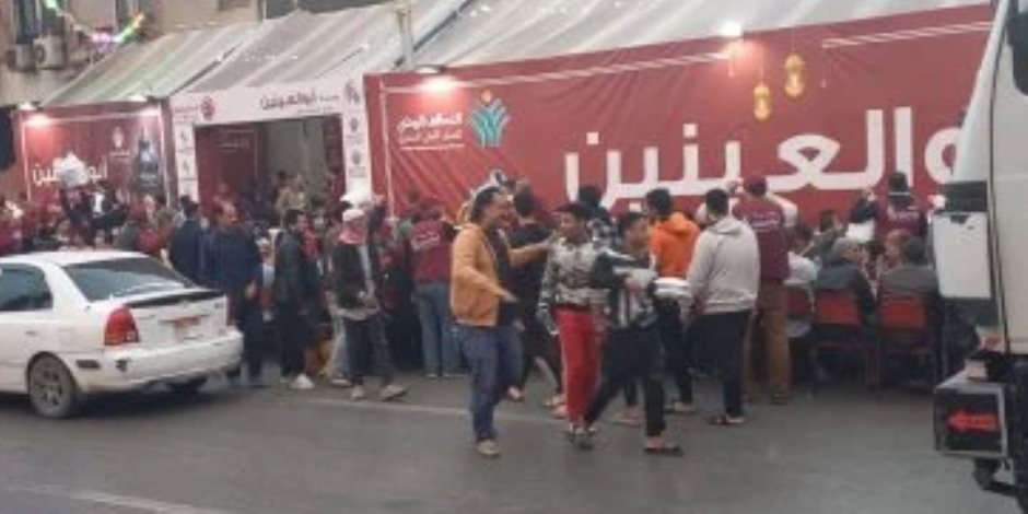 "أبو العينين" عضو التحالف الوطنى توزع 1500 كرتونة يومياً ووجبات ساخنة فى رمضان