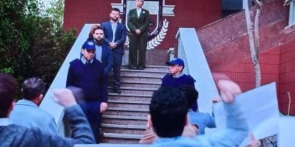 مسلسل أثينا الحلقة الأخيرة.. مظاهرات فى الجامعة لطرد العميدة إيمان السعداوى مسلسل أثينا الحلقة الأخيرة.. مظاهرات فى الجامعة لطرد العميدة إيمان السعداوى