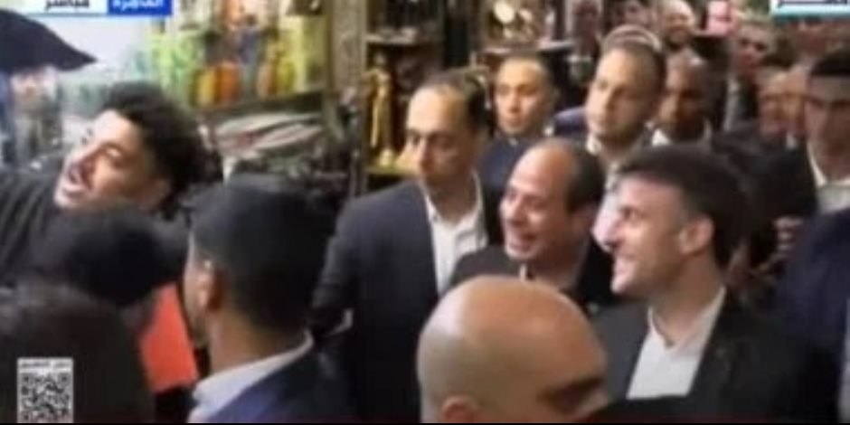 سيلفى يجمع الرئيس السيسى وماكرون وبائع مصرى.. والبائع: شكرا يا ريس سيلفى يجمع الرئيس السيسى وماكرون وبائع مصرى.. والبائع: شكرا يا ريس