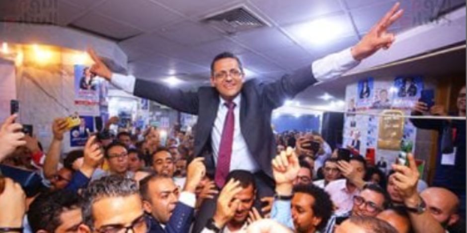 بعد فوز خالد البلشى بمقعد النقيب.. أجواء من الفرحة أمام نقابة الصحفيين بعد فوز خالد البلشى بمقعد النقيب.. أجواء من الفرحة أمام نقابة الصحفيين