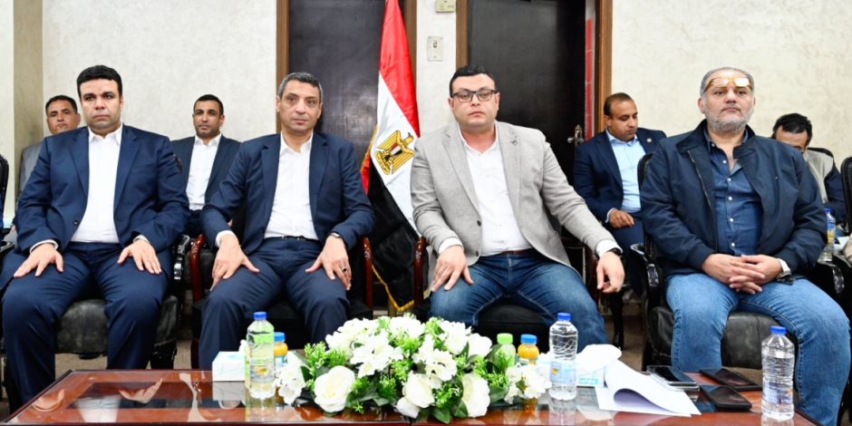 وزير الإسكان يعقد اجتماعاً بمقر جهاز مدينة السويس الجديدة لمتابعة المشروعات التنموية بالمدينة وزير الإسكان يعقد اجتماعاً بمقر جهاز مدينة السويس الجديدة لمتابعة المشروعات التنموية بالمدينة