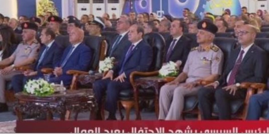 الرئيس السيسي يشاهد فيلما عن جهود الدولة في دعم الصناعة المصرية الرئيس السيسي يشاهد فيلما عن جهود الدولة في دعم الصناعة المصرية