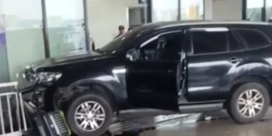 حدث في الفلبين.. مصرع شخصين وإصابة آخرين بحادث اصطدام سيارة بمدخل المطار حدث في الفلبين.. مصرع شخصين وإصابة آخرين بحادث اصطدام سيارة بمدخل المطار