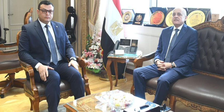 وزير الإسكان يستقبل محافظ الأقصر لمتابعة مشروعات مبادرة "حياة كريمة" بالمحافظة وزير الإسكان يستقبل محافظ الأقصر لمتابعة مشروعات مبادرة "حياة كريمة" بالمحافظة