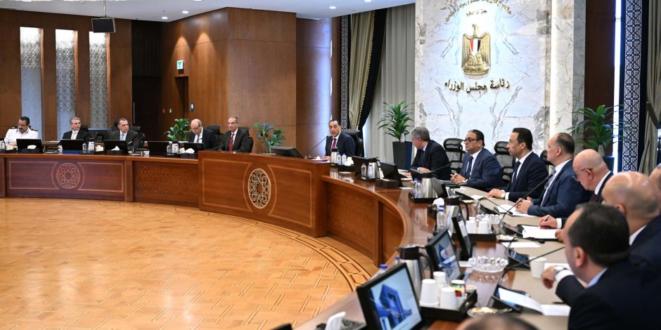رئيس الوزراء يتابع خطوات تيسير إجراءات دخول السائحين بالمطارات والمنافذ المختلفة رئيس الوزراء يتابع خطوات تيسير إجراءات دخول السائحين بالمطارات والمنافذ المختلفة