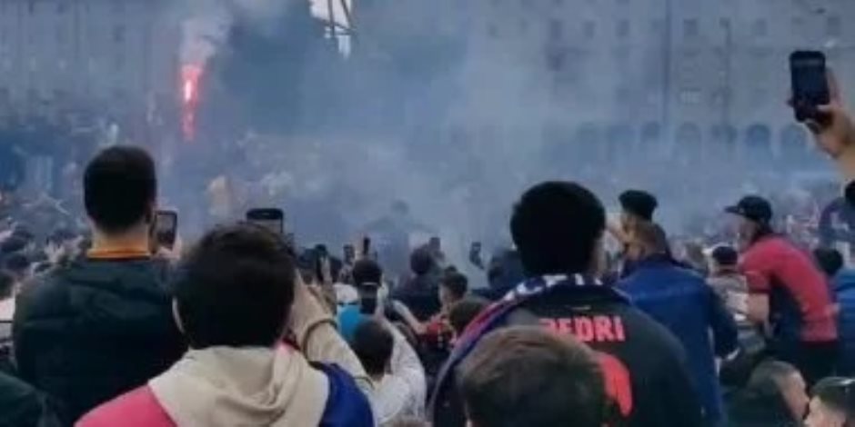 دوري أبطال أوروبا .. الجماهير تشعل الأجواء فى ميلانو قبل قمة الإنتر ضد برشلونة .."فيديو" دوري أبطال أوروبا .. الجماهير تشعل الأجواء فى ميلانو قبل قمة الإنتر ضد برشلونة .."فيديو"