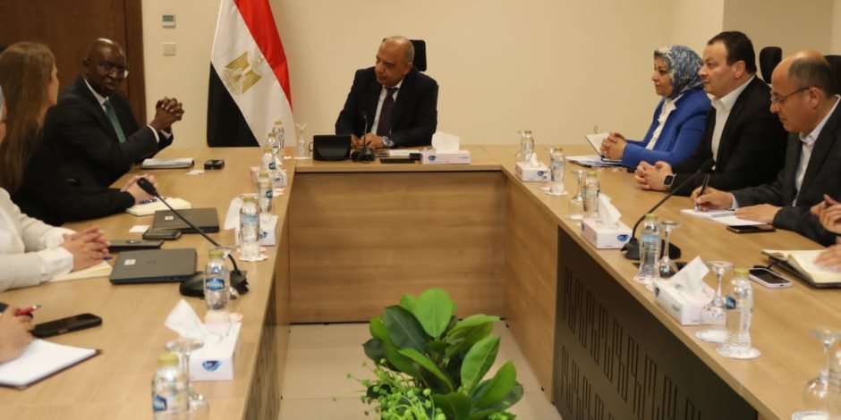 وزير الكهرباء يبحث مع وفد مؤسسة التمويل الدولية "iFC" سبل التعاون بالطاقة المتجددة وزير الكهرباء يبحث مع وفد مؤسسة التمويل الدولية "iFC" سبل التعاون بالطاقة المتجددة