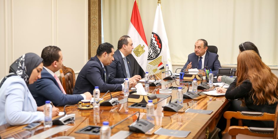 وزير قطاع الأعمال يبحث مع رئيس هيئة الرعاية الصحية تعزيز التعاون المشترك لدعم الصناعة وزير قطاع الأعمال يبحث مع رئيس هيئة الرعاية الصحية تعزيز التعاون المشترك لدعم الصناعة