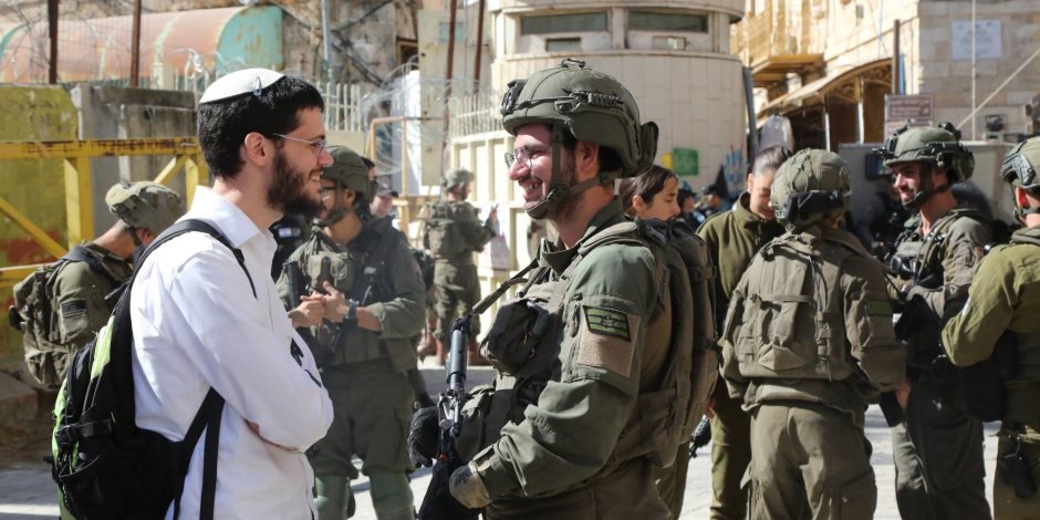 الاحتلال يعتقل 4 إسرائيليين بتهمة مساعدة فلسطينيين في الضفة الغربية الاحتلال يعتقل 4 إسرائيليين بتهمة مساعدة فلسطينيين في الضفة الغربية