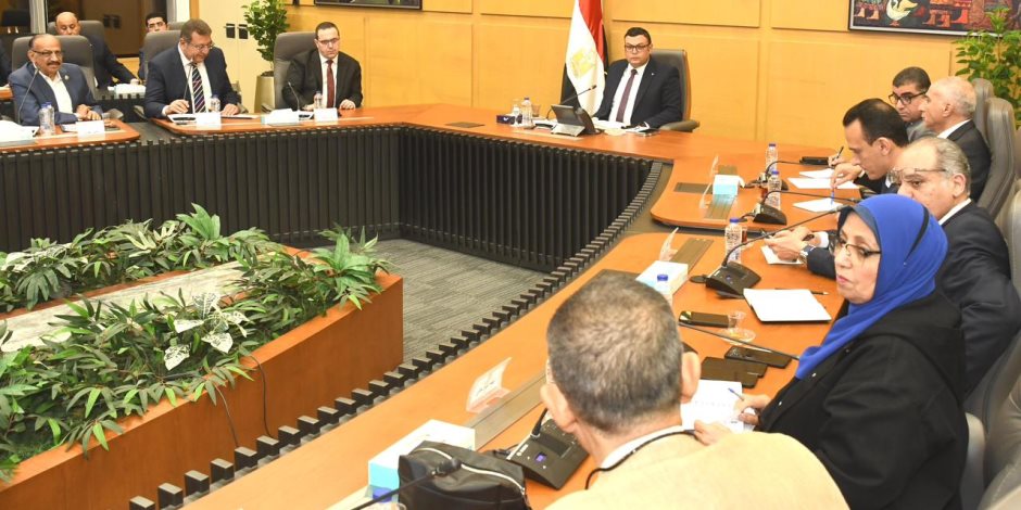 وزير الإسكان يلتقي مجلس إدارة غرفة صناعة التطوير العقارى باتحاد الصناعات المصرية وزير الإسكان يلتقي مجلس إدارة غرفة صناعة التطوير العقارى باتحاد الصناعات المصرية