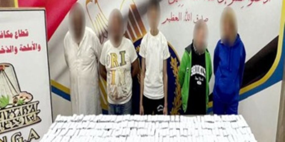 ضبط تشكيلين عصابيين يستخلصان مادة من عقار طبى لتصنيع مخدر الآيس وتهريبها خارج البلاد ضبط تشكيلين عصابيين يستخلصان مادة من عقار طبى لتصنيع مخدر الآيس وتهريبها خارج البلاد