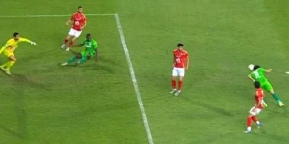 في الشوط الأول .. الأهلي يعدل نتيجته ويتغلب علي المصري 2 - 1 بأقدام عاشور وطاهر 