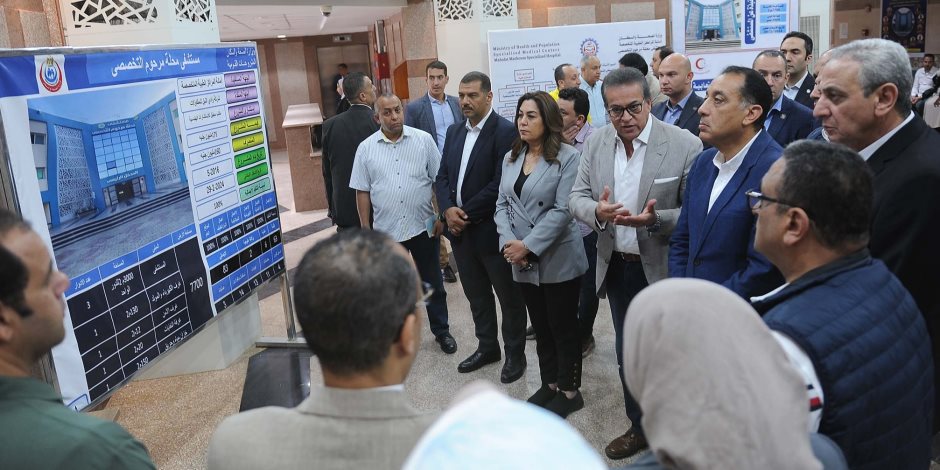 رئيس الوزراء يجرى حوارا وديا مع المواطنين بمستشفى محلة مرحوم بالغربية رئيس الوزراء يجرى حوارا وديا مع المواطنين بمستشفى محلة مرحوم بالغربية