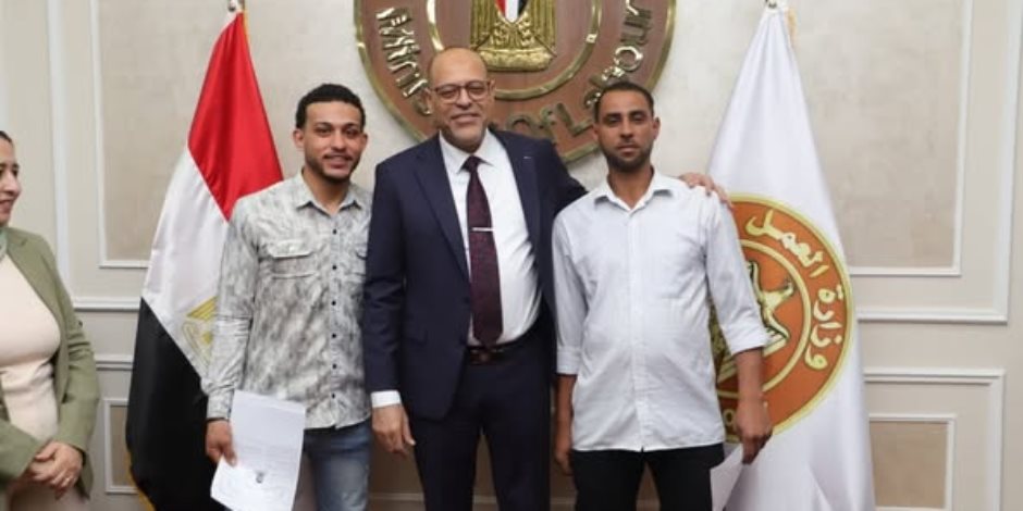 وزير العمل يُسلم عقودا للمتقدمين على فرص عمل بالإمارات وزير العمل يُسلم عقودا للمتقدمين على فرص عمل بالإمارات