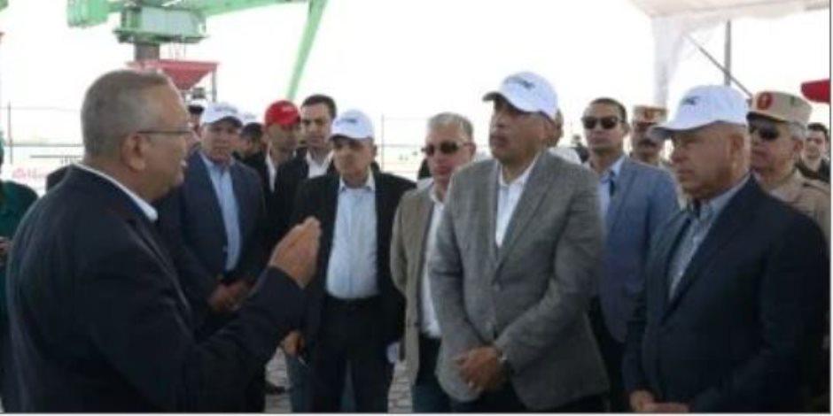 رئيس الوزراء يتفقد مشروعي "رووتس" و"سكاي للموانئ" رئيس الوزراء يتفقد مشروعي "رووتس" و"سكاي للموانئ"