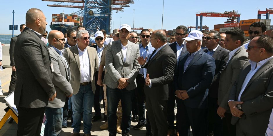 رئيس الوزراء يتفقد محطة دحرجة السيارات RORO التابعة لشركة SCAT رئيس الوزراء يتفقد محطة دحرجة السيارات RORO التابعة لشركة SCAT