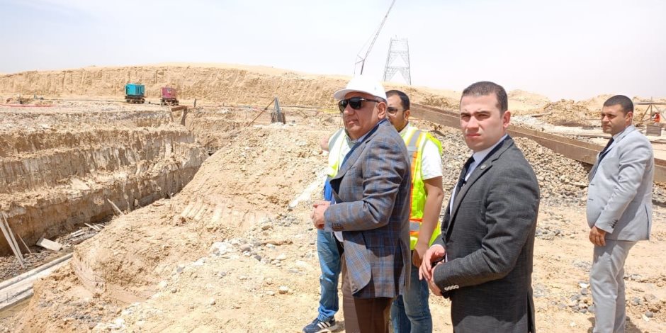 وزير الكهرباء يتفقد أعمال برجى عبور قناة السويس ومسار خط الربط المصرى السعودي وزير الكهرباء يتفقد أعمال برجى عبور قناة السويس ومسار خط الربط المصرى السعودي