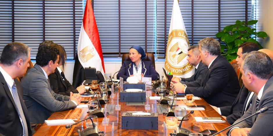 وزيرة البيئة تستعرض تجربة إعادة تدوير المخلفات بهيئة قناة السويس مع «شباب الأعمال» وزيرة البيئة تستعرض تجربة إعادة تدوير المخلفات بهيئة قناة السويس مع «شباب الأعمال»