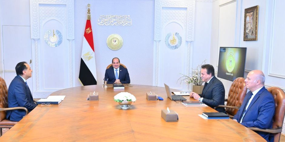 الرئيس السيسي يجتمع مع رئيس الحكومة ووزير الصحة ويستعرض المشروع القومي لبناء الإنسان الرئيس السيسي يجتمع مع رئيس الحكومة ووزير الصحة ويستعرض المشروع القومي لبناء الإنسان