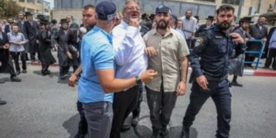 القلم والشلوت .. ضرب وزير الأمن القومى الإسرائيلى وزوجته بشوارع القدس