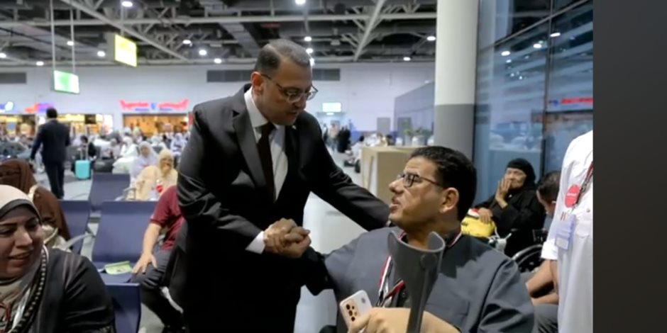 مساعد وزير الداخلية يتابع من مطار القاهرة إجراءات تفويج الحجاج ويطمأنهم على إجراءات السلامة بالمشاعر المقدسة (فيديو ) مساعد وزير الداخلية يتابع من مطار القاهرة إجراءات تفويج الحجاج ويطمأنهم على إجراءات السلامة بالمشاعر المقدسة (فيديو )