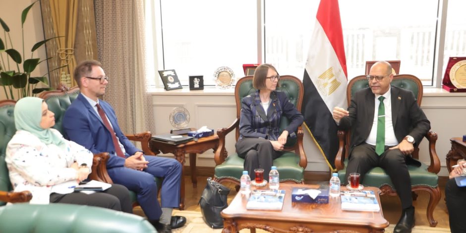 وزير العمل يلتقي وفدًا من الوكالة الألمانية للتعاون الدولي لتفعيل التعاون في المجالات المُشتركة وزير العمل يلتقي وفدًا من الوكالة الألمانية للتعاون الدولي لتفعيل التعاون في المجالات المُشتركة