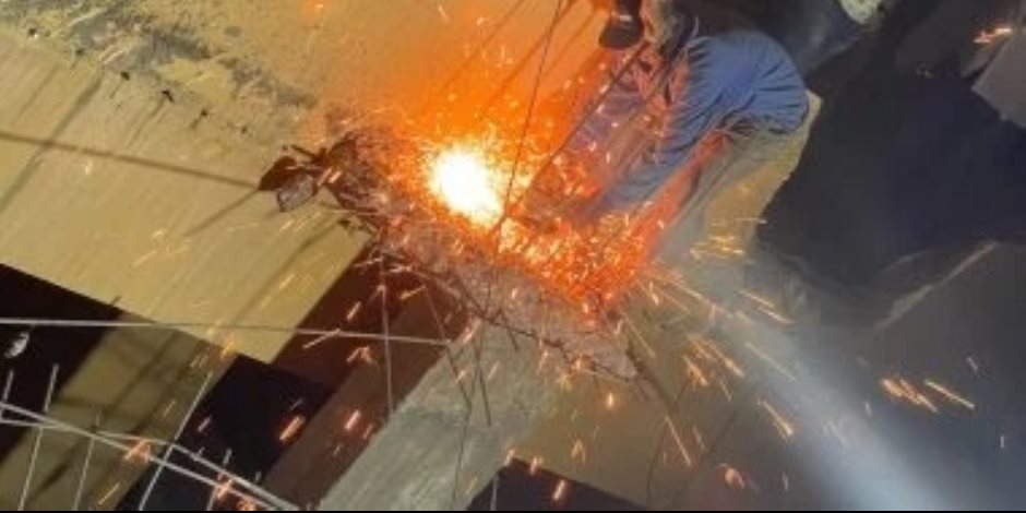 محافظة الجيزة تزيل 3 أدوار مخالفة فى عقار بحى العجوزة