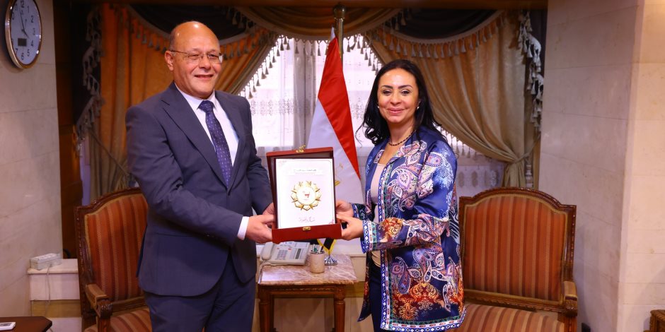 وزيرة التضامن الاجتماعي تلتقي رئيس جامعة سوهاج وزيرة التضامن الاجتماعي تلتقي رئيس جامعة سوهاج