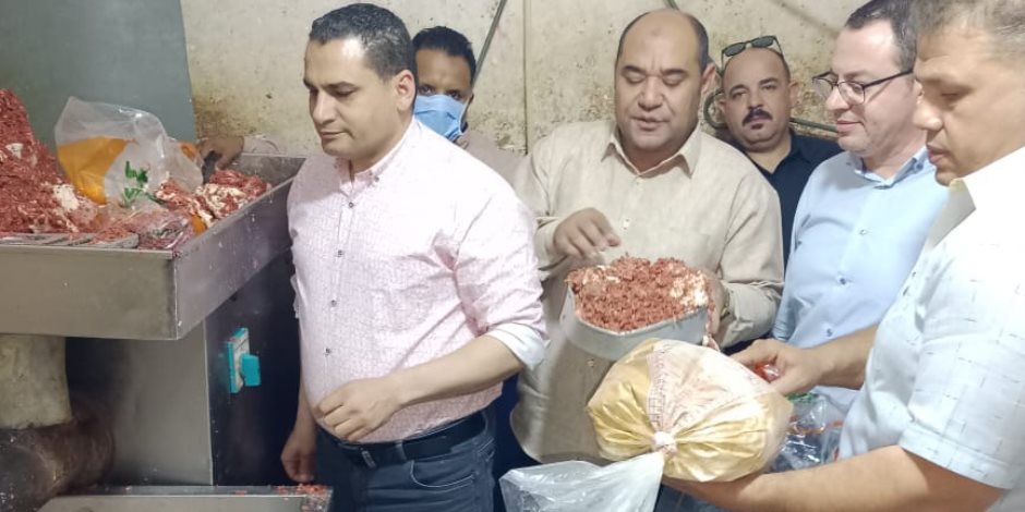 محافظة الجيزة تضبط منشاة مخالفة لتصنيع السجق وبحوزتها ٣طن مصنعات لحوم ودهون حيوانية غير صالحة للاستهلاك الادمي بكرداسة محافظة الجيزة تضبط منشاة مخالفة لتصنيع السجق وبحوزتها ٣طن مصنعات لحوم ودهون حيوانية غير صالحة للاستهلاك الادمي بكرداسة