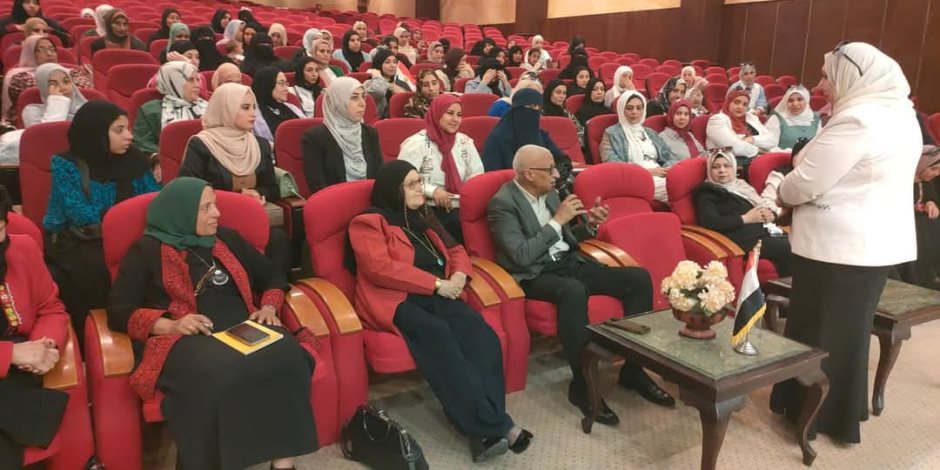 ضمن مبادرة "معا بالوعي نحميها".. محافظ شمال سيناء يشهد ورشة عمل توعوية للسيدات المتطوعات فى العريش ضمن مبادرة "معا بالوعي نحميها".. محافظ شمال سيناء يشهد ورشة عمل توعوية للسيدات المتطوعات فى العريش
