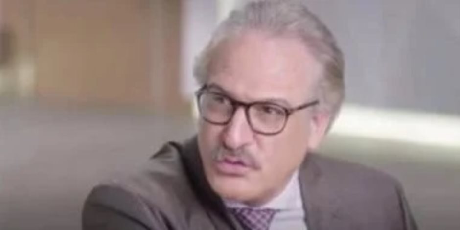 بعد قضاء نصف المدة .. المخرج عمر زهران يغادر قسم الدقى عقب إنهاء إجراءات الإفراج عنه