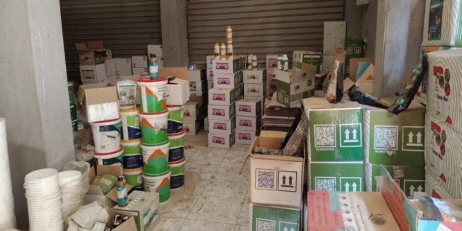 ضبط مصنع "بدون ترخيص" بالمنوفية لإنتاج الأسمدة المغشوشة ومجهولة المصدر ضبط مصنع "بدون ترخيص" بالمنوفية لإنتاج الأسمدة المغشوشة ومجهولة المصدر