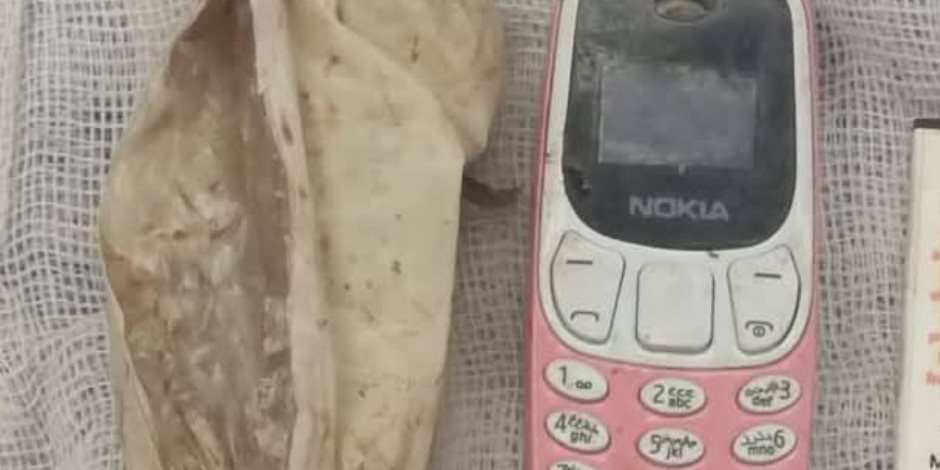 الفريق الطبي بمستشفى ناصر بشبرا ينجح في استخراج "موبيل" من معدة مريض بعد 4 شهور (صور) الفريق الطبي بمستشفى ناصر بشبرا ينجح في استخراج "موبيل" من معدة مريض بعد 4 شهور (صور)