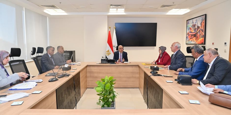 وزير الري يلتقي عددًا من أعضاء مجلسى النواب والشيوخ لمناقشة طلبات المواطنين وزير الري يلتقي عددًا من أعضاء مجلسى النواب والشيوخ لمناقشة طلبات المواطنين
