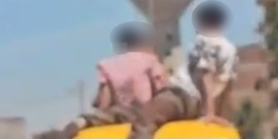ضبط مرتكبى واقعة الجلوس أعلى "توك توك" أثناء سيرها بأحد الطرق فى البحيرة ضبط مرتكبى واقعة الجلوس أعلى "توك توك" أثناء سيرها بأحد الطرق فى البحيرة