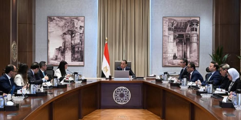 رئيس الوزراء يتابع موقف توافُر السلع الاستراتيجية والمخزون منها رئيس الوزراء يتابع موقف توافُر السلع الاستراتيجية والمخزون منها