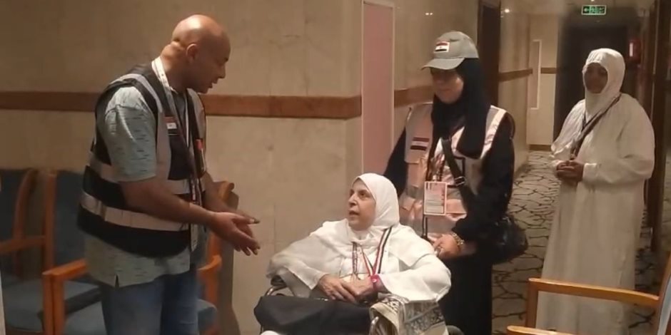 بعثة حج القرعة تجسد الإنسانية.. سيارة وضابطة شرطة لمساعدة حاجة مريضة في أداء العمرة بعثة حج القرعة تجسد الإنسانية.. سيارة وضابطة شرطة لمساعدة حاجة مريضة في أداء العمرة