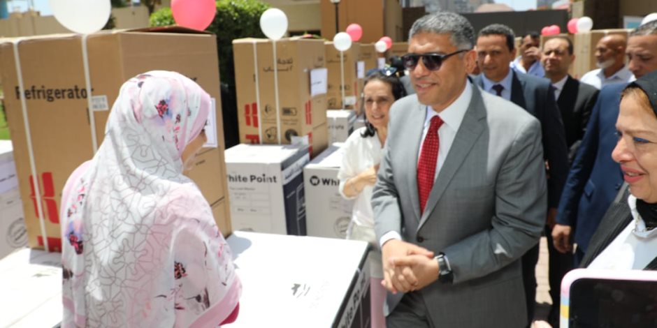 محافظ الجيزة يُسلم أجهزة كهربائية لـ ٥٠ فتاة من المقبلات على الزواج محافظ الجيزة يُسلم أجهزة كهربائية لـ ٥٠ فتاة من المقبلات على الزواج