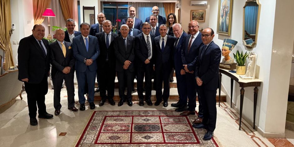 وزير الخارجية والهجرة يلتقي مع مجموعة من كبار رجال الأعمال ورؤساء البنوك المغربية وزير الخارجية والهجرة يلتقي مع مجموعة من كبار رجال الأعمال ورؤساء البنوك المغربية