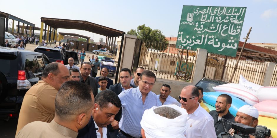 وزير الزراعة ومحافظ الشرقية ورئيس البنك الزراعي يتابعون أعمال توريد القمح بشونة العزيزية وزير الزراعة ومحافظ الشرقية ورئيس البنك الزراعي يتابعون أعمال توريد القمح بشونة العزيزية