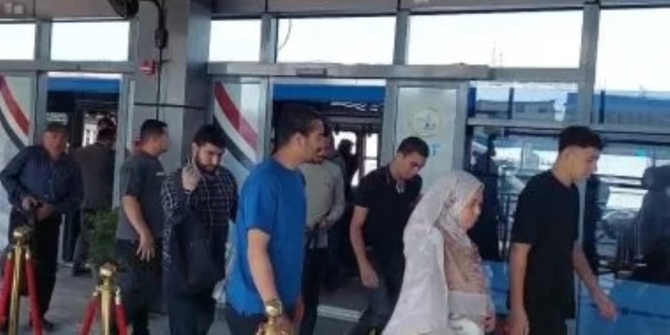 إقبال كبير من المواطنين على الأتوبيس الترددى فى الساعات الأولى لتشغيله.. صور