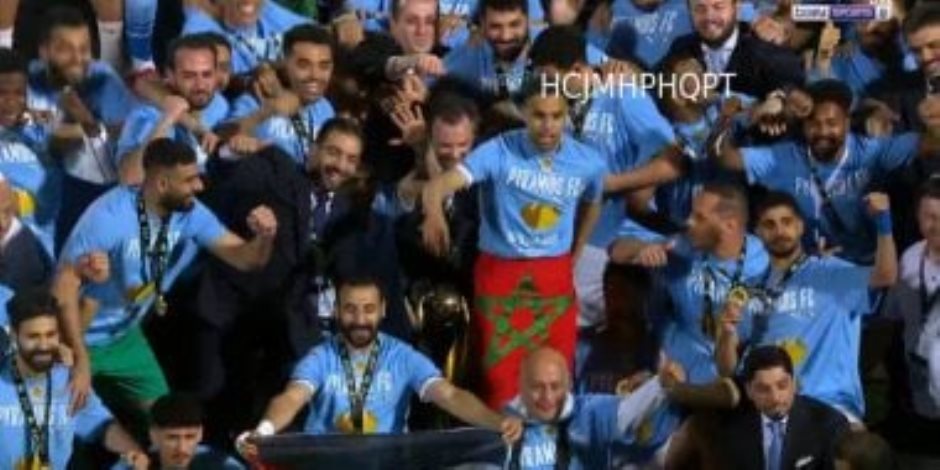 مهند لاشين يرفع علم فلسطين خلال احتفالات بيراميدز بأول لقب أفريقي مهند لاشين يرفع علم فلسطين خلال احتفالات بيراميدز بأول لقب أفريقي