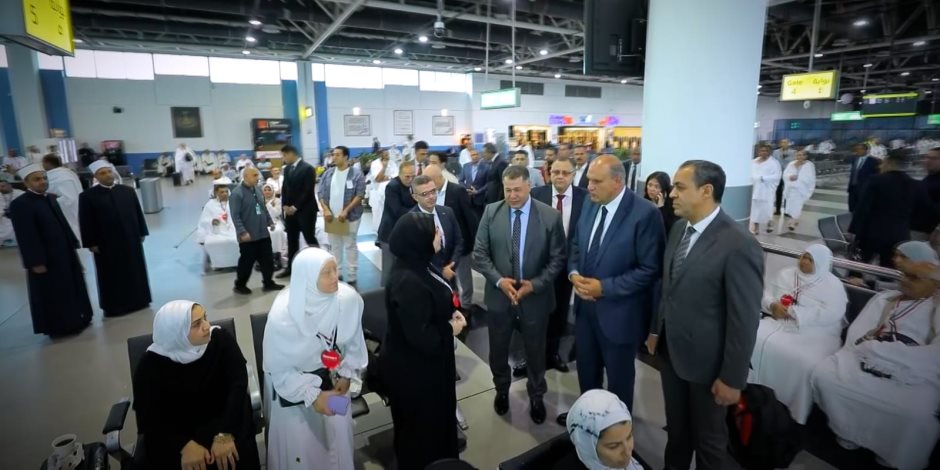 شاهد لحظة مغادرة بعثة أسر شهداء الشرطة من مطار القاهرة ووصولهم إلى الأراضى المقدسة لأداء فريضة الحج (صور) شاهد لحظة مغادرة بعثة أسر شهداء الشرطة من مطار القاهرة ووصولهم إلى الأراضى المقدسة لأداء فريضة الحج (صور)