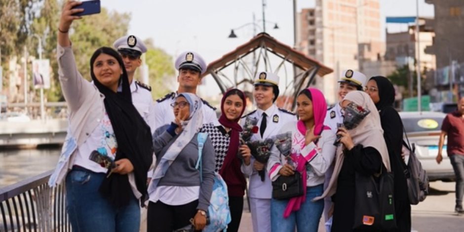 بالورود في الميادين.. وزارة الداخلية تشارك المواطنين الاحتفال بعيد الأضحى المبارك (فيديو وصور) بالورود في الميادين.. وزارة الداخلية تشارك المواطنين الاحتفال بعيد الأضحى المبارك (فيديو وصور)