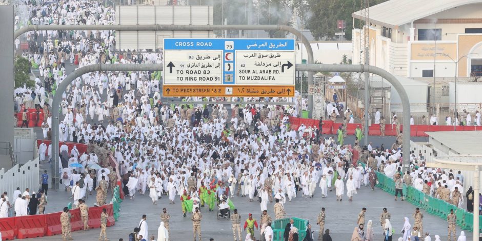 بعد عرفات والمزدلفة ..الحجاج يرمون جمرة العقبة (فيديو) بعد عرفات والمزدلفة ..الحجاج يرمون جمرة العقبة (فيديو)