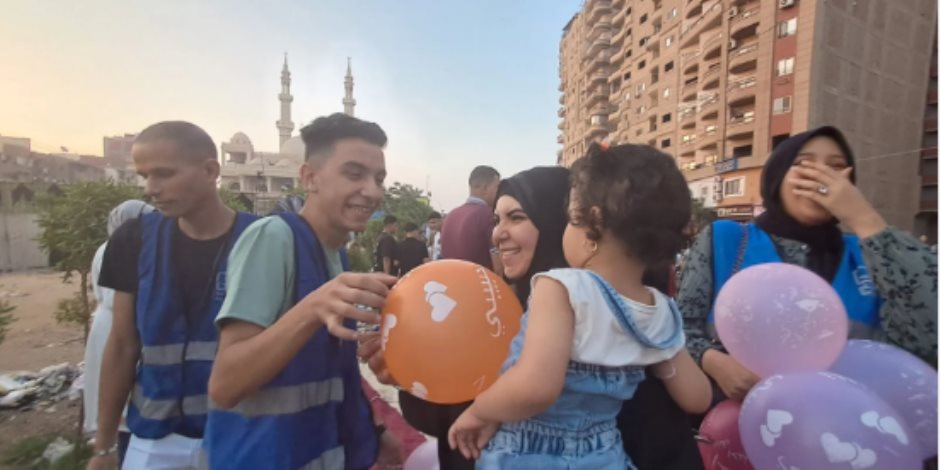 متطوعو حياة كريمة بالمحلة يوزعون البالونات على الأطفال فى الساحات متطوعو حياة كريمة بالمحلة يوزعون البالونات على الأطفال فى الساحات
