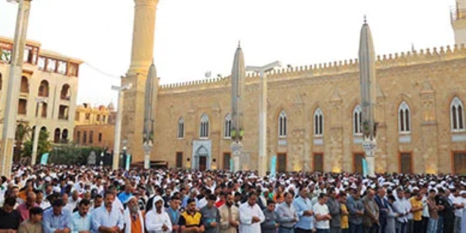 الآلاف يؤدون صلاة عيد الأضحى وسط أجواء احتفالية بالحسين الآلاف يؤدون صلاة عيد الأضحى وسط أجواء احتفالية بالحسين