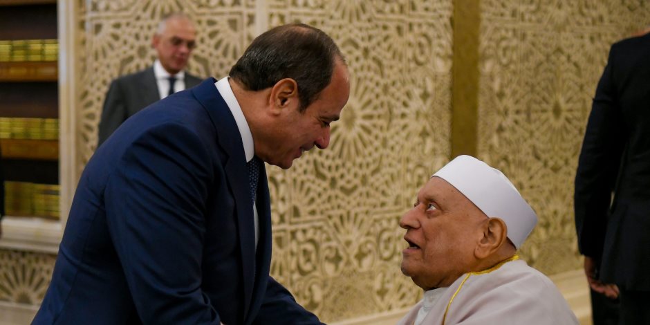الرئيس السيسي يقبل رأس الدكتور أحمد عمر هاشم خلال أداء صلاة عيد الأضحى الرئيس السيسي يقبل رأس الدكتور أحمد عمر هاشم خلال أداء صلاة عيد الأضحى